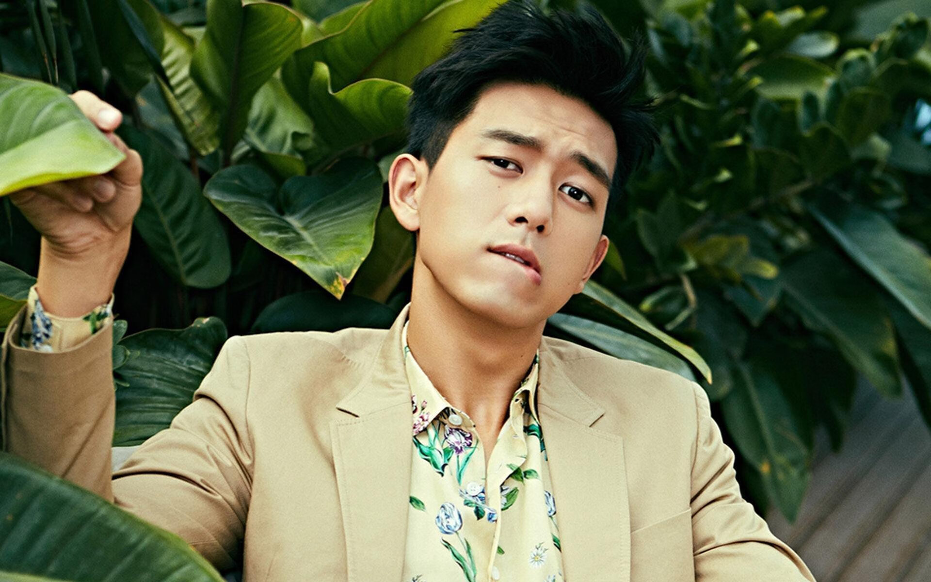 世俱杯官方-明星球员球场对决，篮球赛事引爆全场热情，明星篮球表演赛